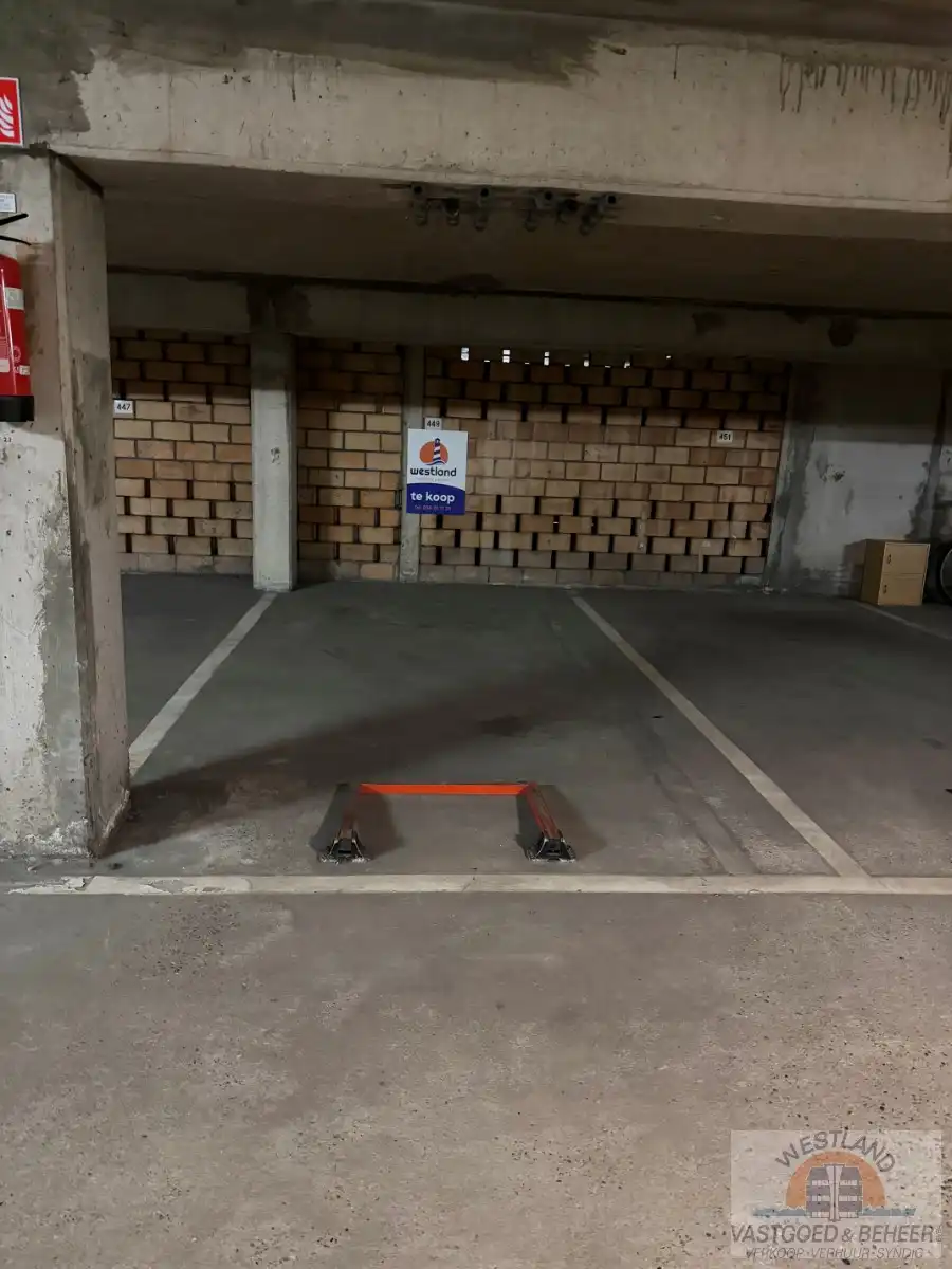 Ondergrondse parking foto {{pictureIndex}}