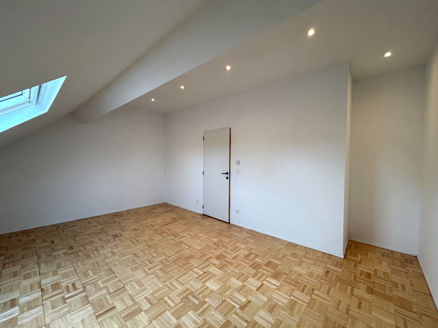 Instapklaar 2-slaapkamer appartement nabij centrum Roeselare! foto 9