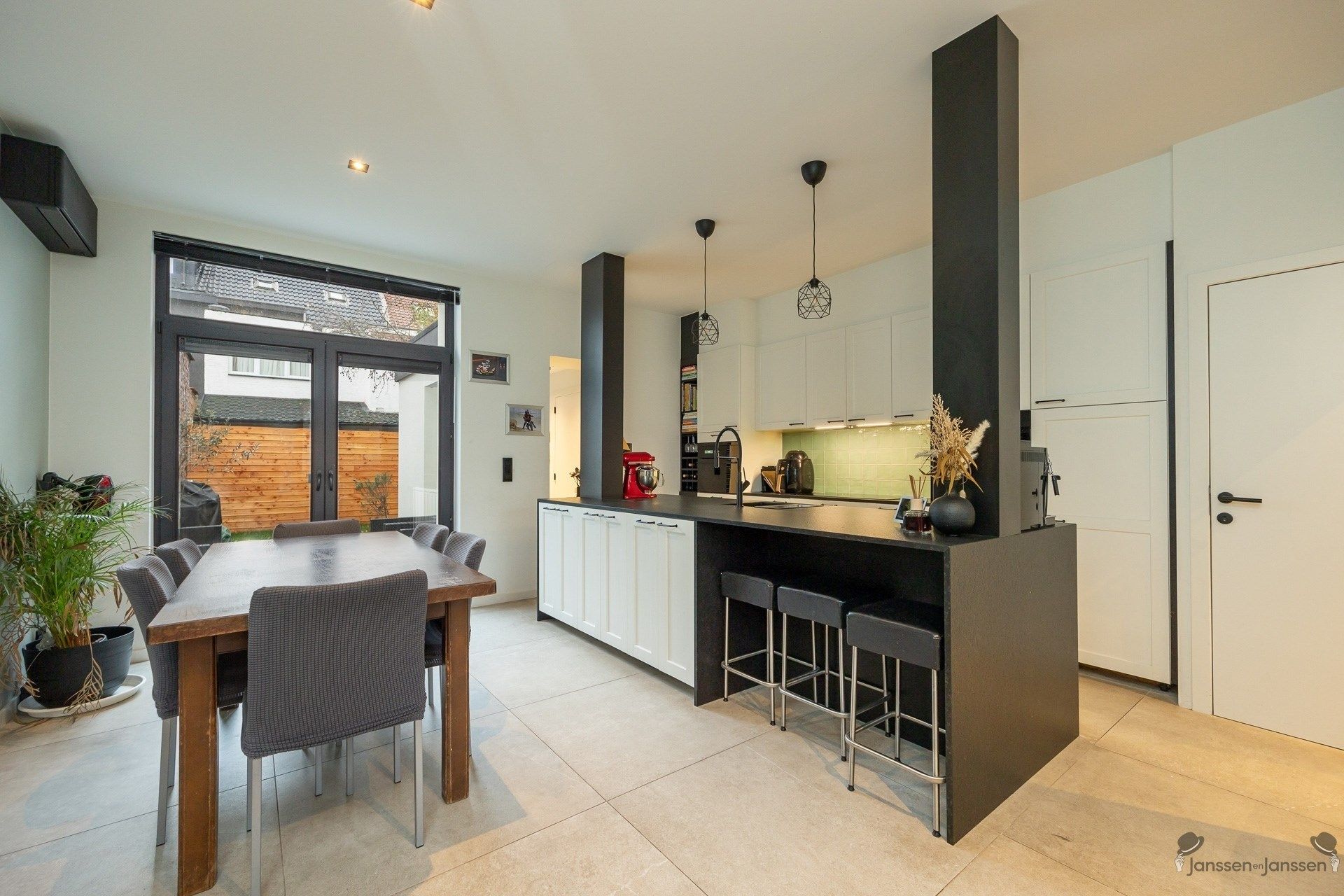 Mooi volledig gerenoveerd huis met EPC A aan groen plein foto 6