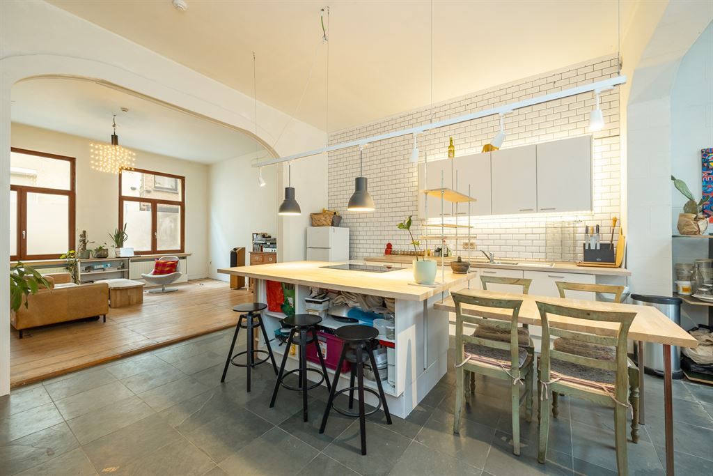 Karaktervol appartement met stadskoer foto {{pictureIndex}}