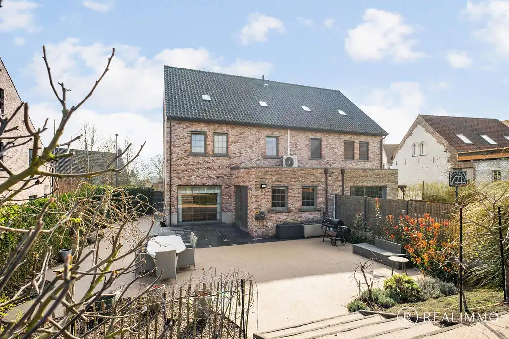 Zeer ruime en kwalitatieve halfopen bebouwing met uitbreidingsmogelijkheden foto {{pictureIndex}}