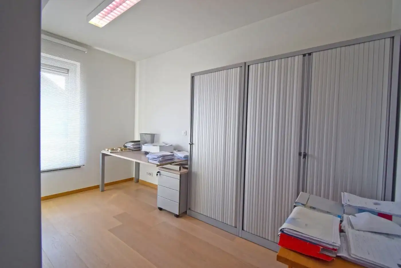 INSTAPKLAAR GELIJKVLOERS APPARTEMENT MET ZONNIGE TUIN EN GARAGE foto 6