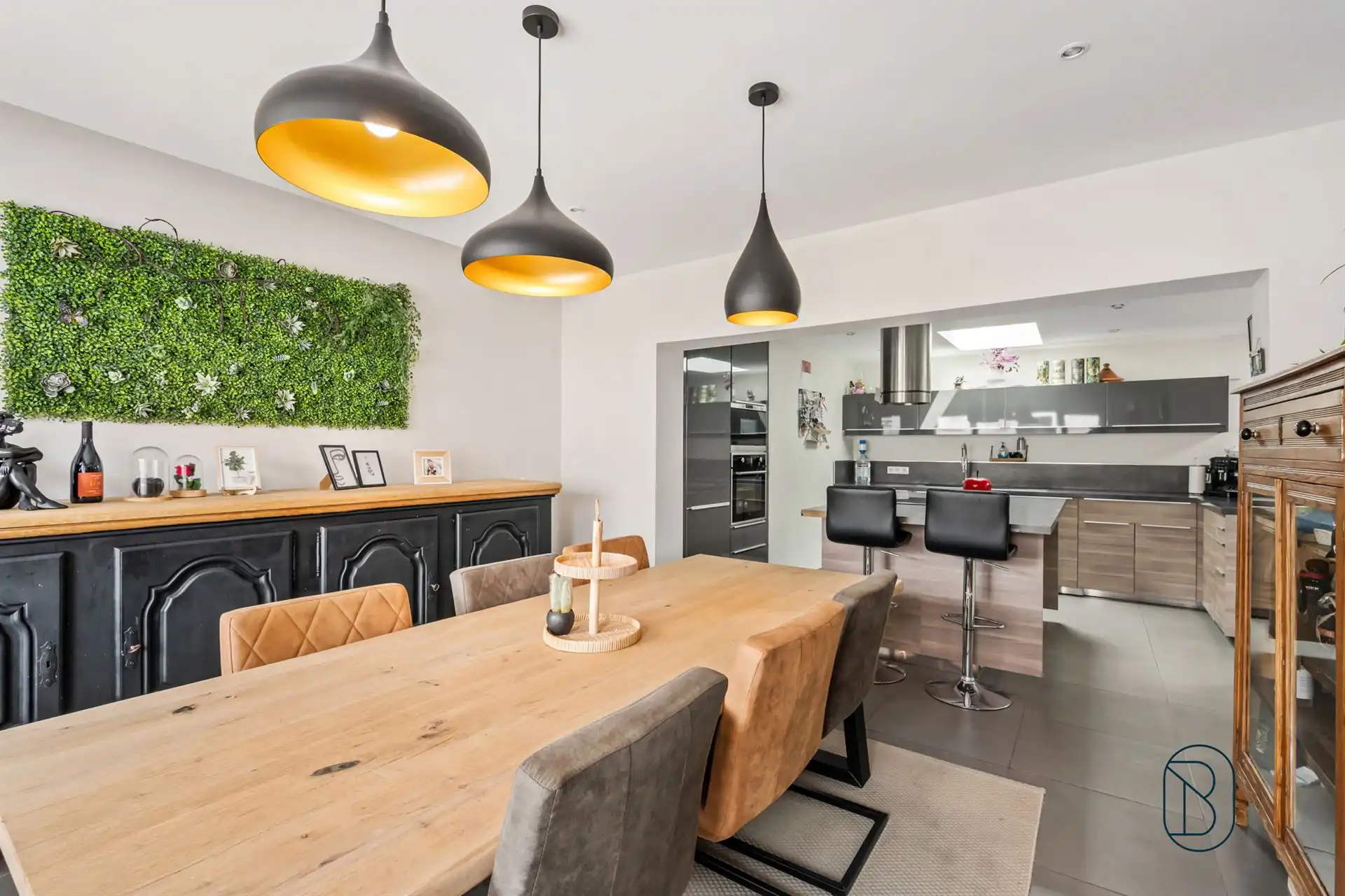 Gerenoveerde woning met tuin en zonnepanelen foto {{pictureIndex}}