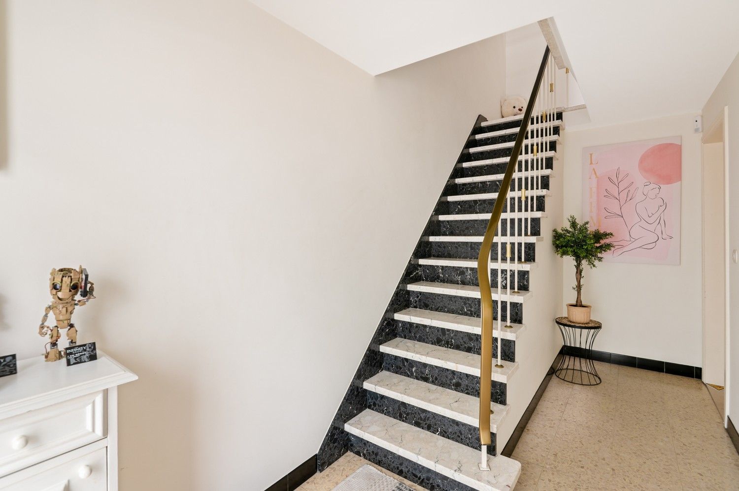 Instapklare woning met polyvalente praktijkruimte, 3 slaapkamers en aangename tuin te Wijnegem foto 2