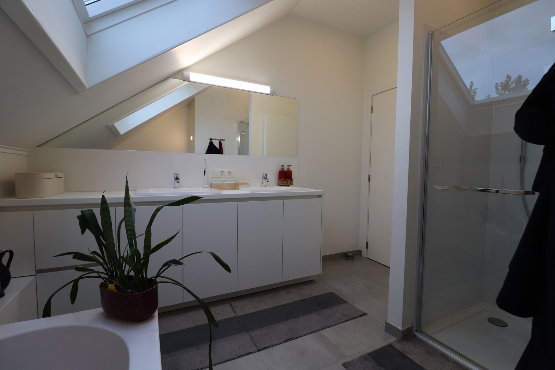 Modern en energiezuinig 2-slaapkamerappartement met carport en ruim terras. foto 9