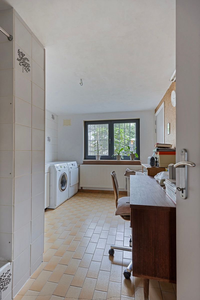 Ruime bel-étage foto 25