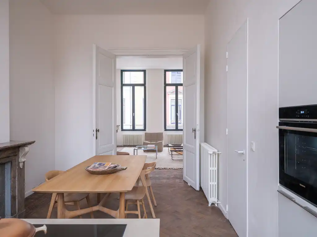 Gerenoveerd tweeslaapkamerappartement met zonnig terras in een voormalige herenwoning, nabij het historisch centrum van Gent. foto 3