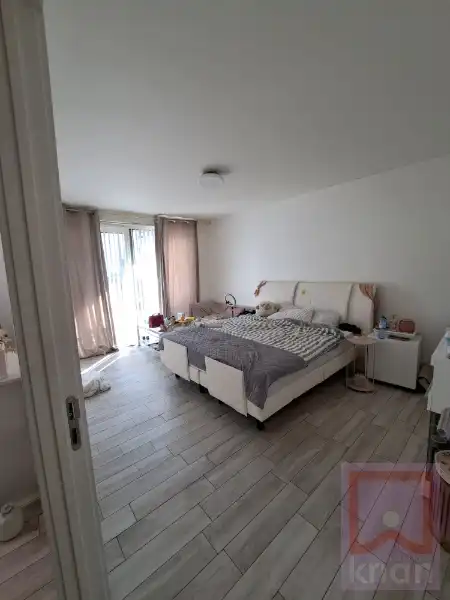 3-slpk appartement met terras, voor-en achtertuin, 2 autostapl. en 2 kelderbergingen. foto 7