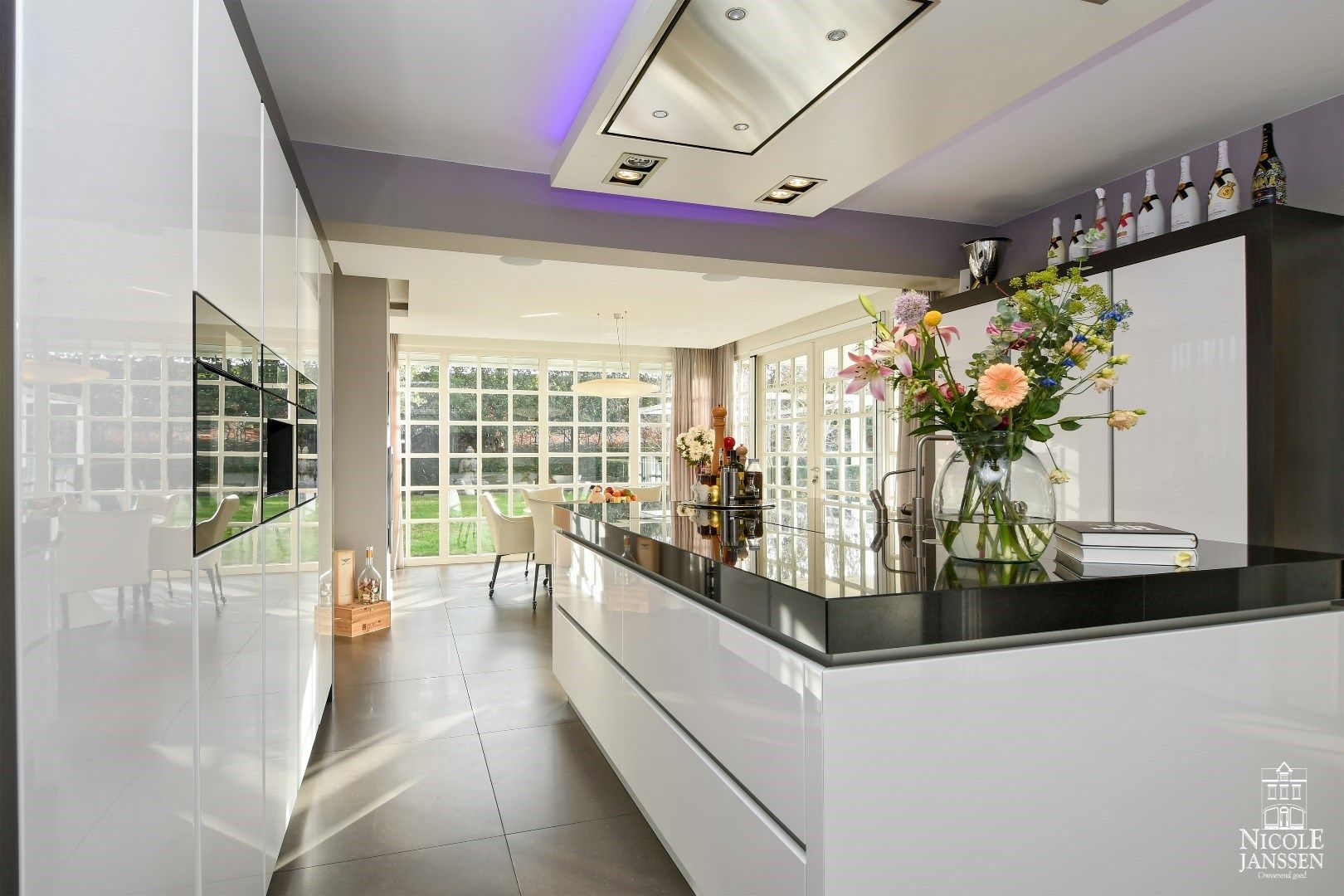 Luxueus en ruim ingedeeld landhuis met naastliggend garagegebouw met appartement foto 6