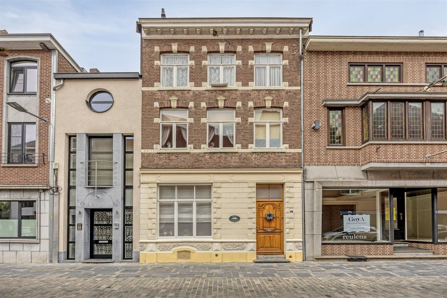 Prachtige karaktervolle stadswoning voorzien van 6 slaapkamers, ruime buitenkoer en vrijstaande garage in het centrum van Maaseik.  foto {{pictureIndex}}