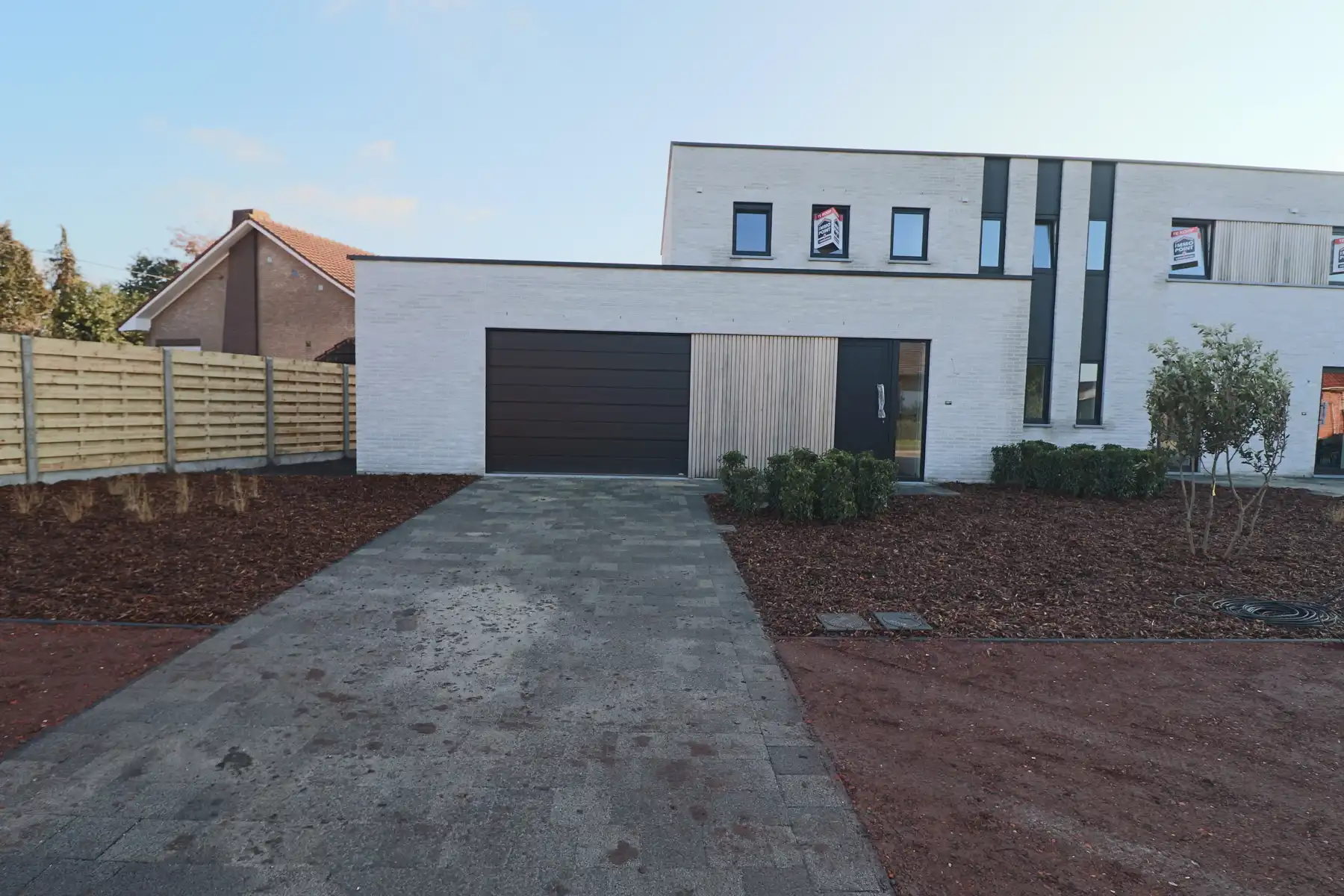 Halfopen woning met 3 slaapkamers en inpandige garage op perceel van ca 505 m² foto {{pictureIndex}}