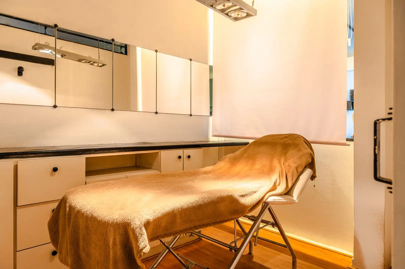 Handelsgelijkvloers ca.100 m² te koop in centrum Burcht — start hier jouw zaak! foto 9