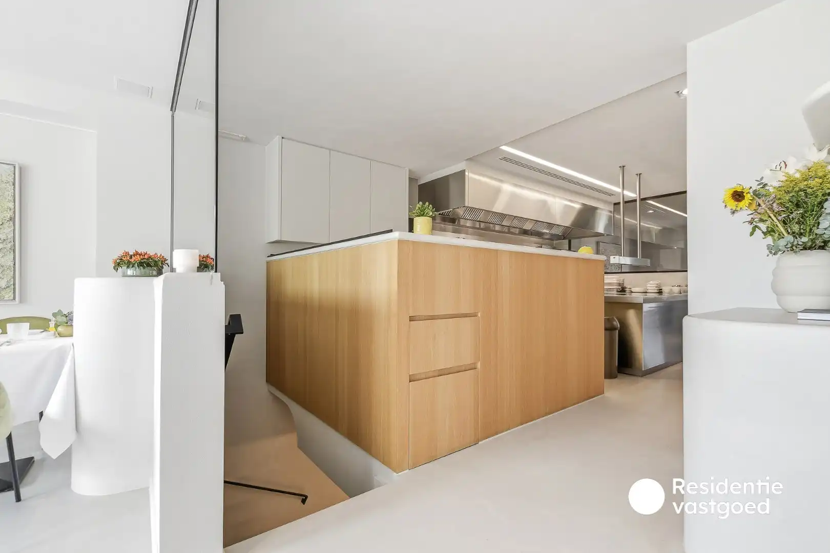 Wonen boven, ondernemen beneden: volledig gerenoveerd restaurant met luxueuze woonst in hartje De Haan foto 30
