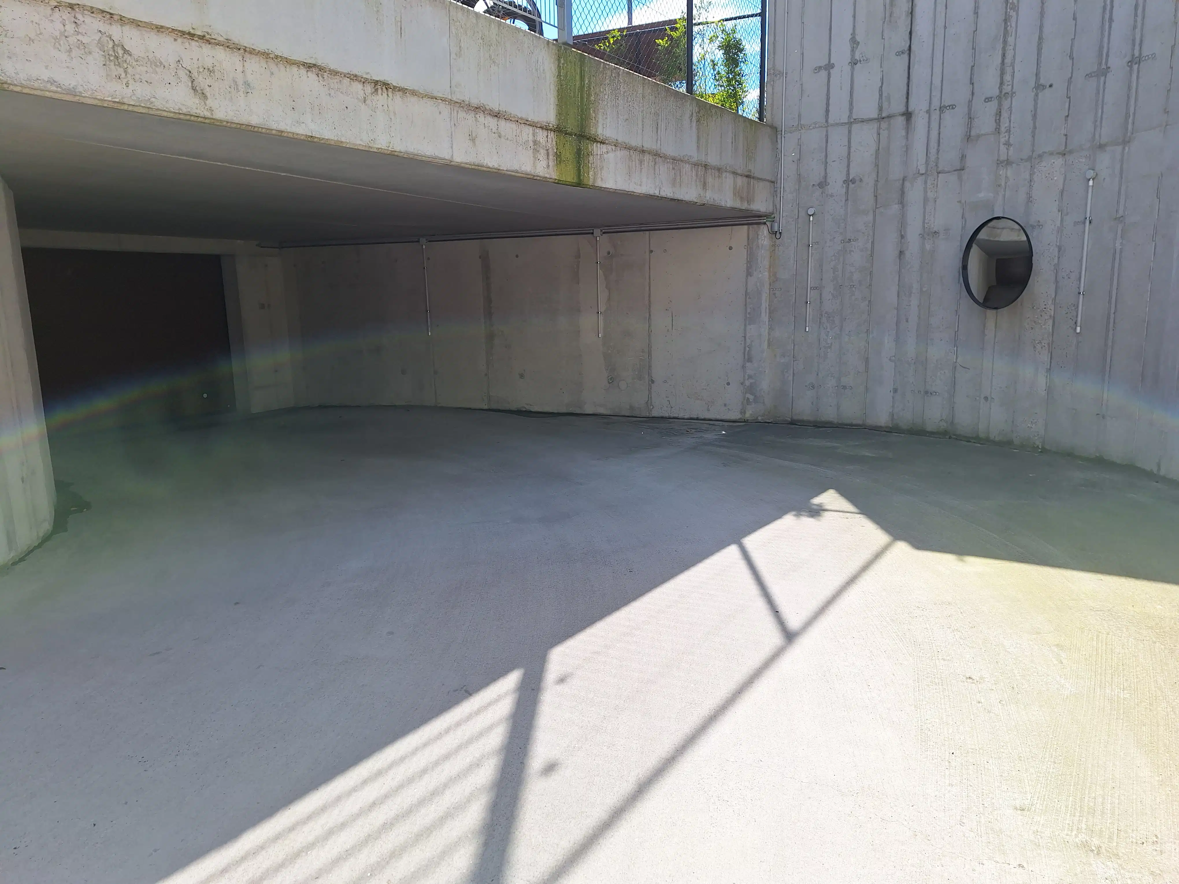 Te huur: afgesloten autostaanplaats. foto 2