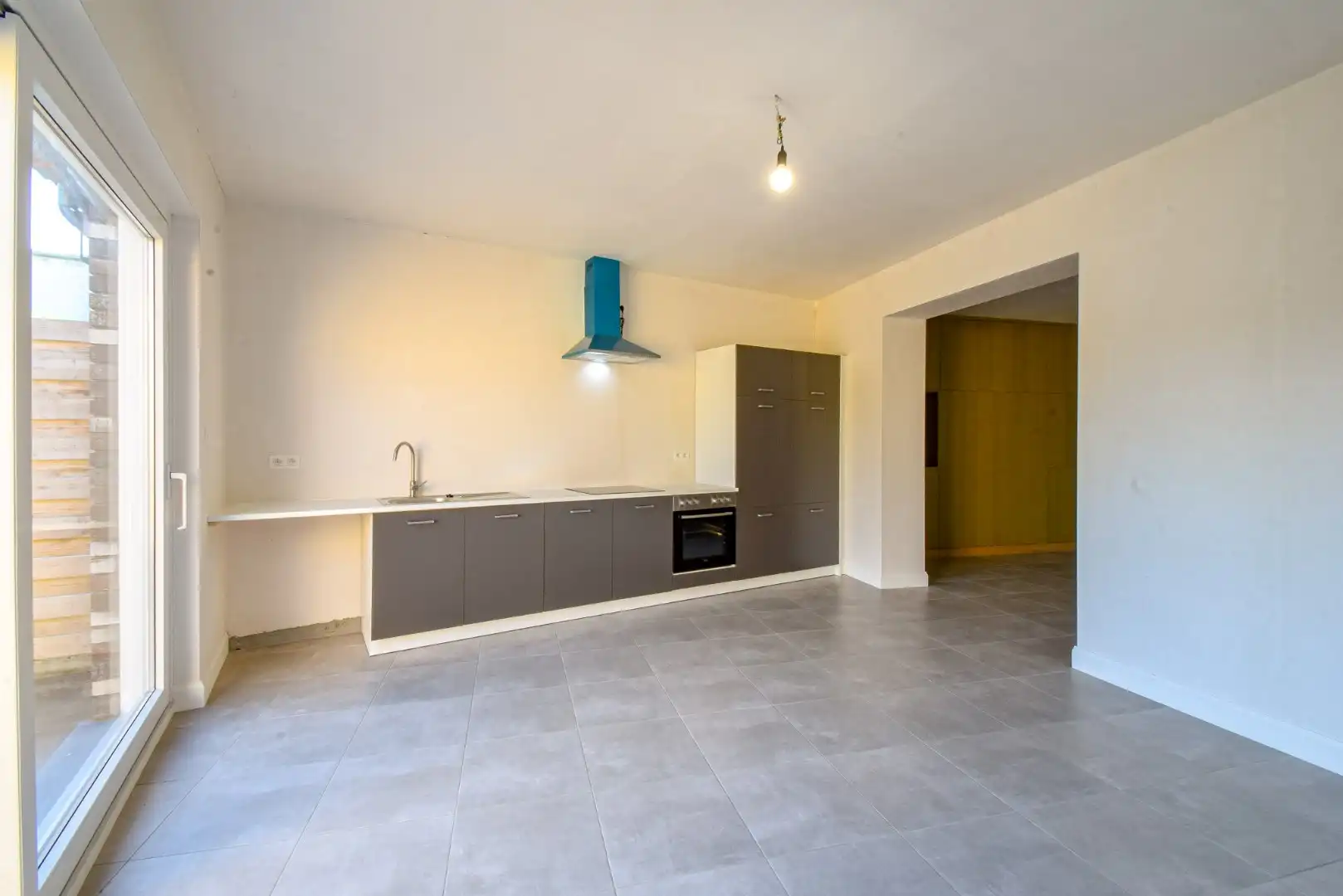 Instapklare gerenoveerde rijwoning in het centrum van Gistel foto 9