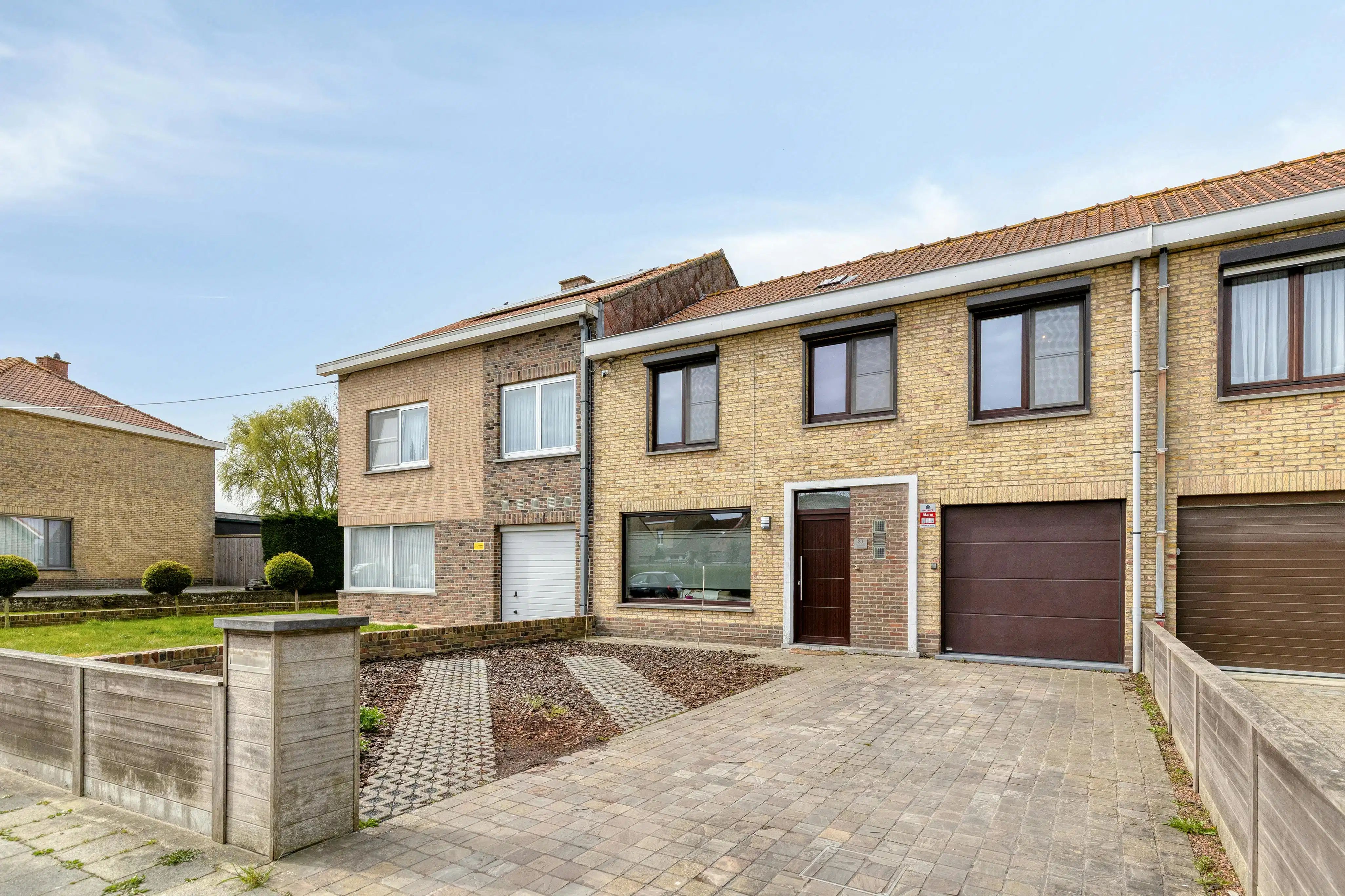 Gerenoveerde woning met 4 slaapkamers, tuin en garage. foto {{pictureIndex}}