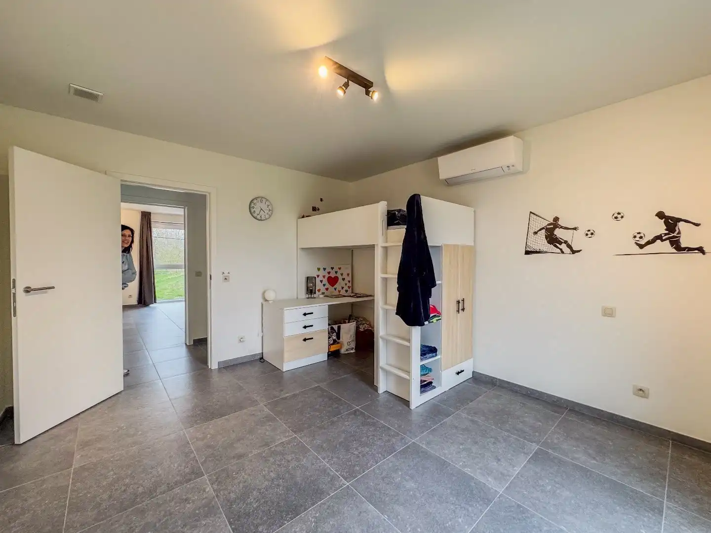 Prachtige nieuwbouwwoning met 3 slaapkamers, carport en tuin met tuinberging. foto 17