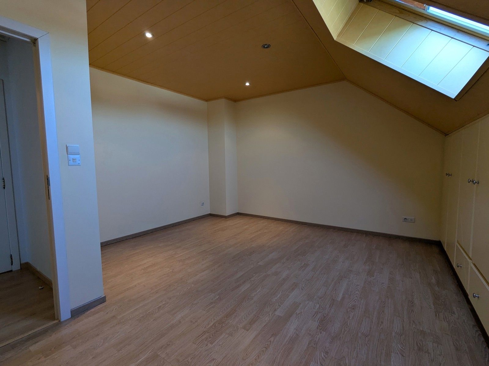 Ruime hoeve met mooie tuin + veel parking in rustig straatje foto 22
