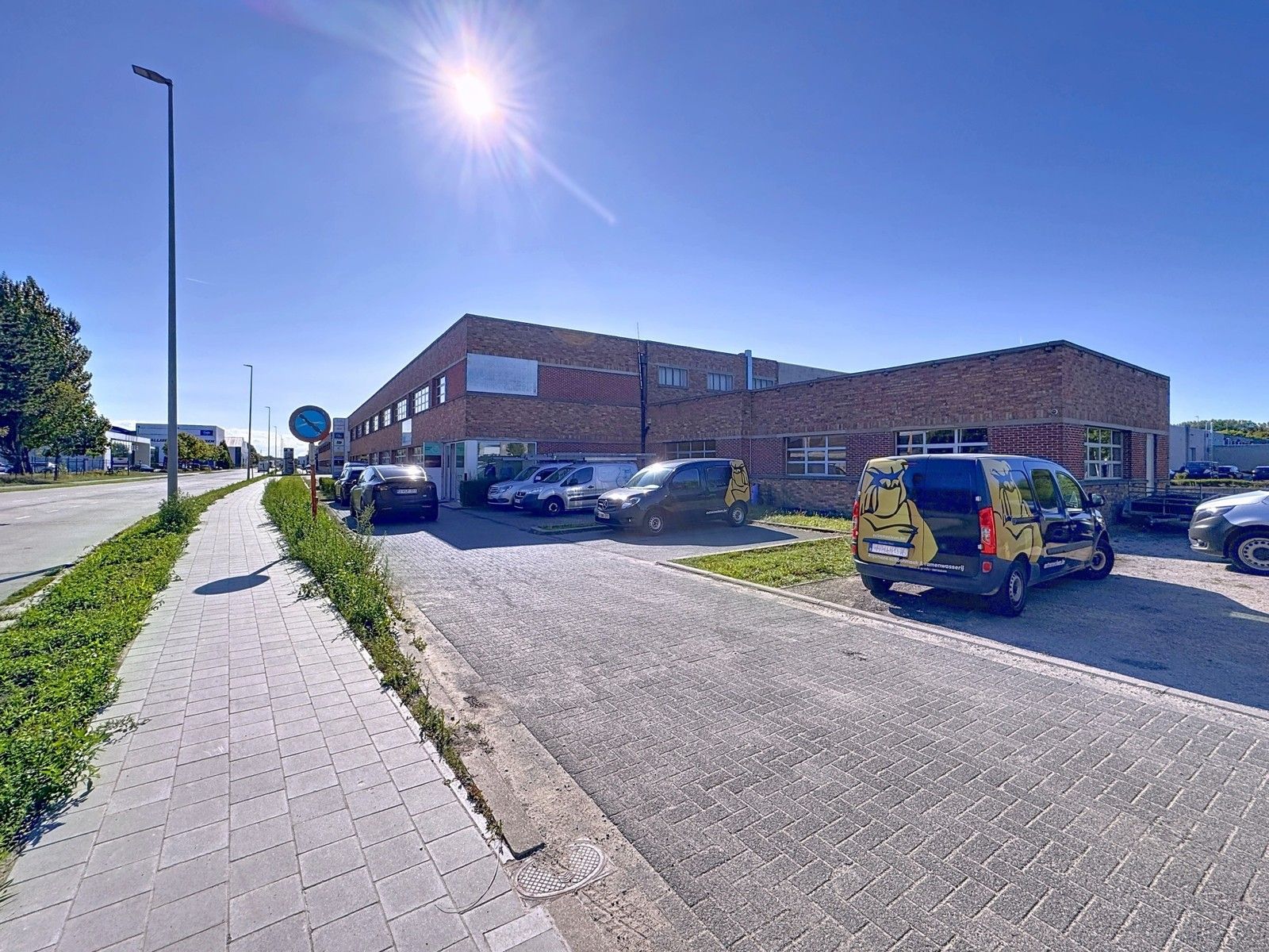 Instapklare, "industrial-look" KANTOORRUIMTEN met OPSLAGRUIMTE (340m²) met 12-tal private parkeerplaatsen voor de deur te Brugge! Vlot bereikbaar via Expresweg/A11/E403/E40. foto 11