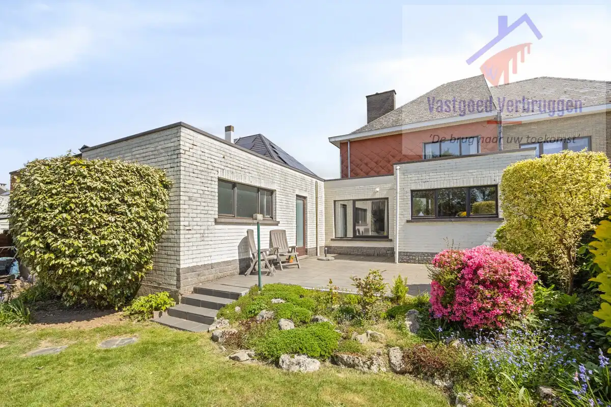 Goed gelegen ruime halfopen bebouwing met prachtige zongerichte tuin foto 2