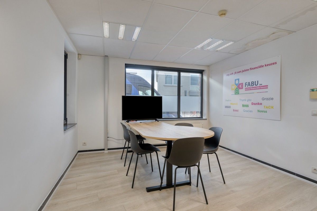 Sterk visueel gelegen kantoorgebouw met 3 standplaatsen en groot bovenliggend appartement met 6% bruto rendement. foto 5