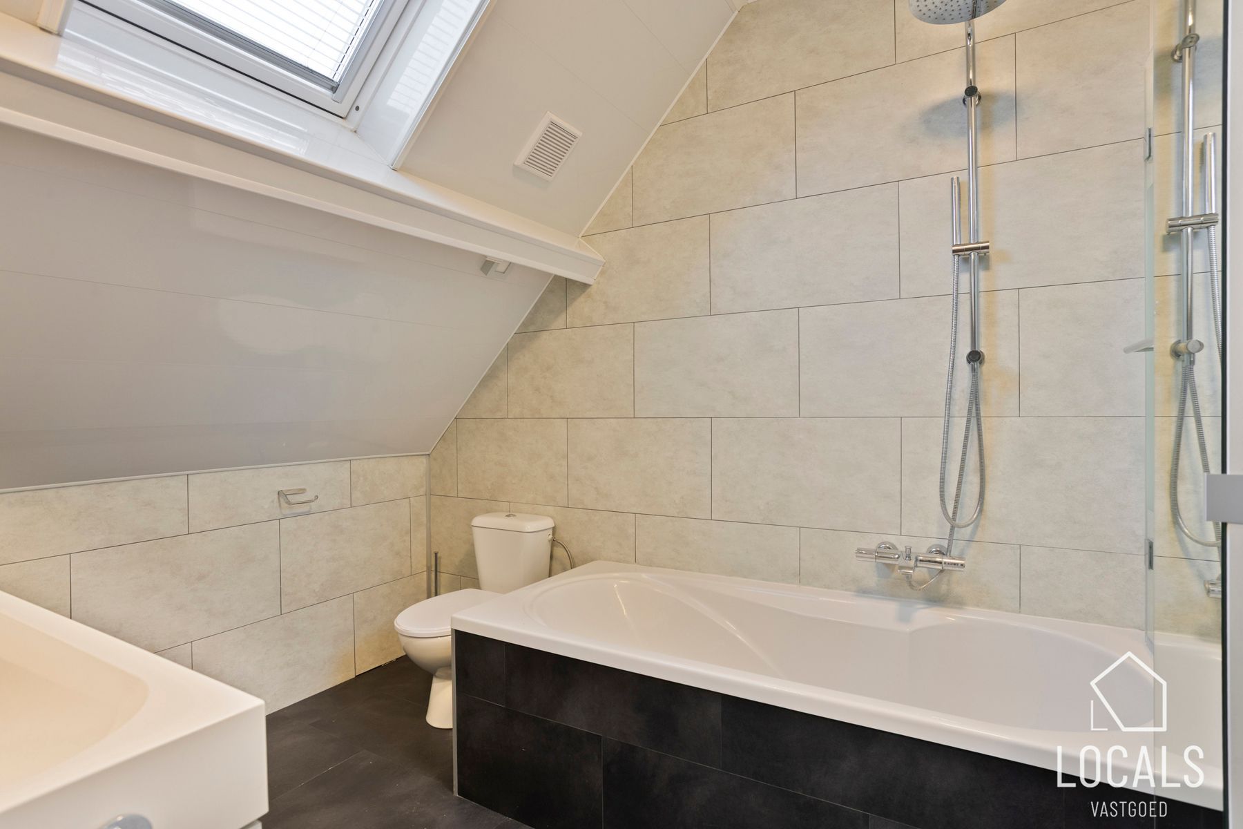 Volledig gerenoveerde halfopen bebouwing in Denderhoutem foto 15