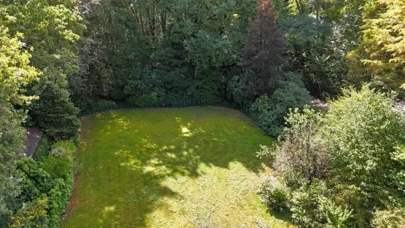 Zeer mooi gelegen bouwgrond 8 are open bebouwing - breedte 25 meter foto {{pictureIndex}}