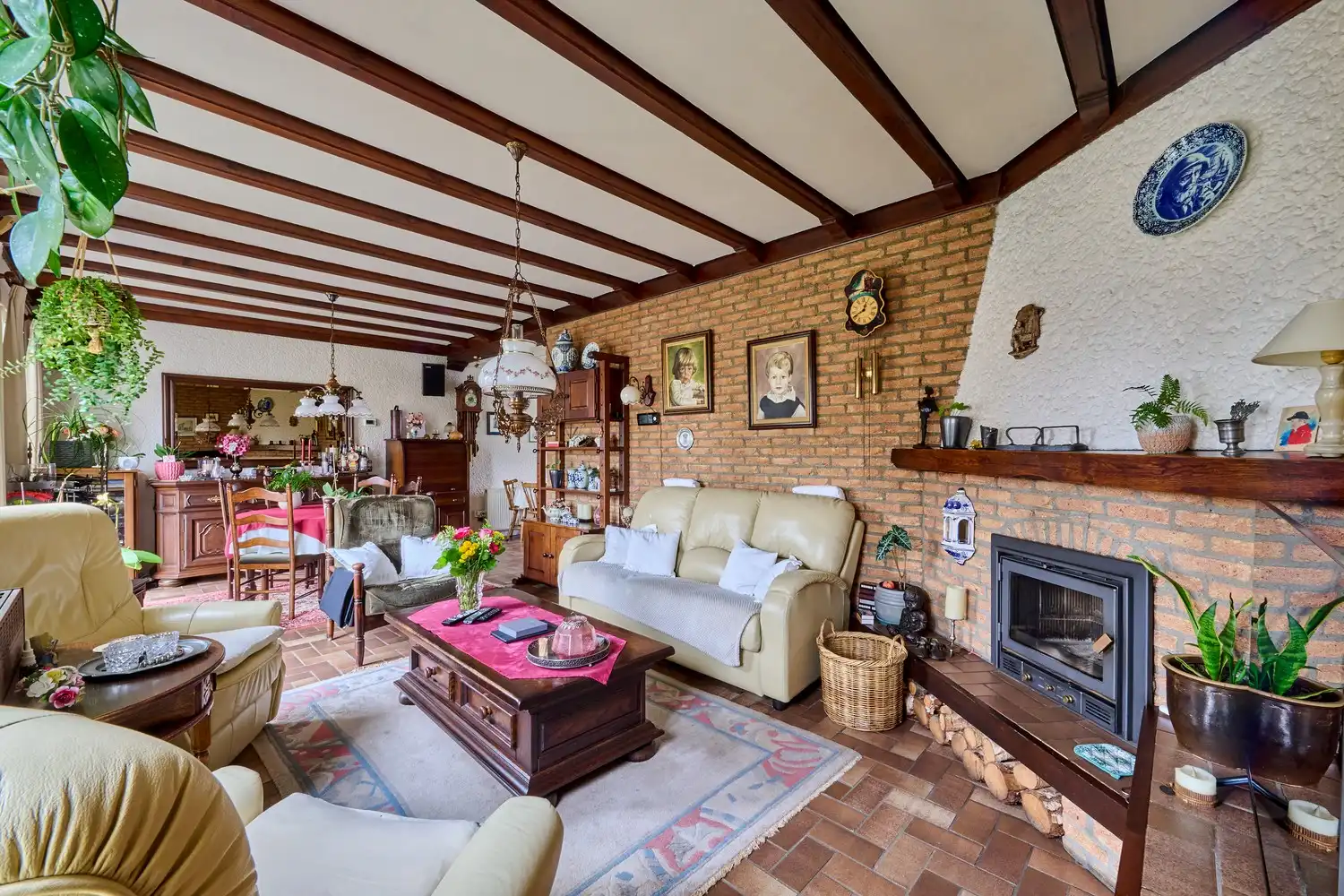 Gezellige en goed onderhouden bungalow met praktische bovenverdieping op fraai aangelegd perceel foto 2