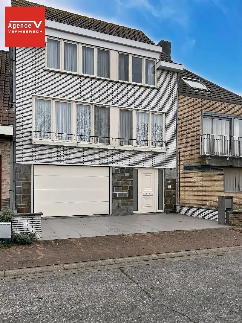 Verkocht ruim boven vraagprijs! Instapklare ruime bel-etagewoning met oprit, inpandige garage en zonnige tuin. foto 4