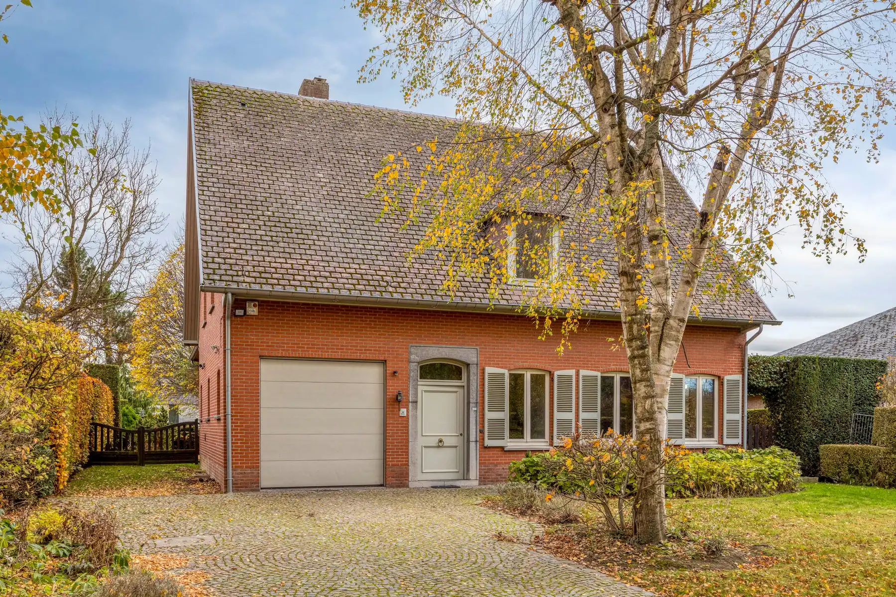 Gezinswoning met 6 slaapkamers op een perceel van 12a foto 2