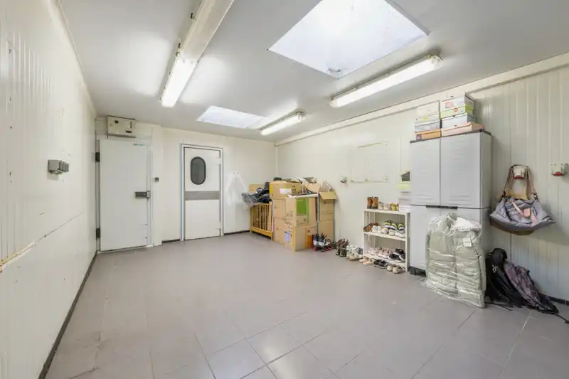 Lauwe-Centrum. Uitstekende gelegen handelseigendom : wonen en werken met 4 slaapkamers met tuin en aparte ingang garagegebouw en parking. POLYVALENTE EIGENDOM MET POTENTIEEL ! foto 14