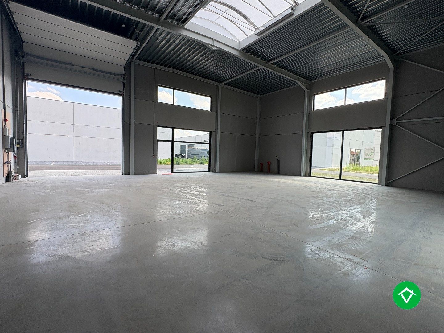 Loods te koop – 229 m² met 3 parkeerplaatsen inbegrepen te Ichtegem foto 2