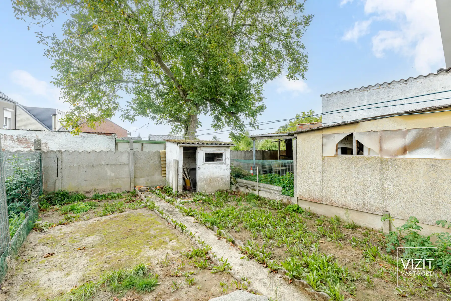 Te renoveren woning met ruime garage en tuin! foto 3