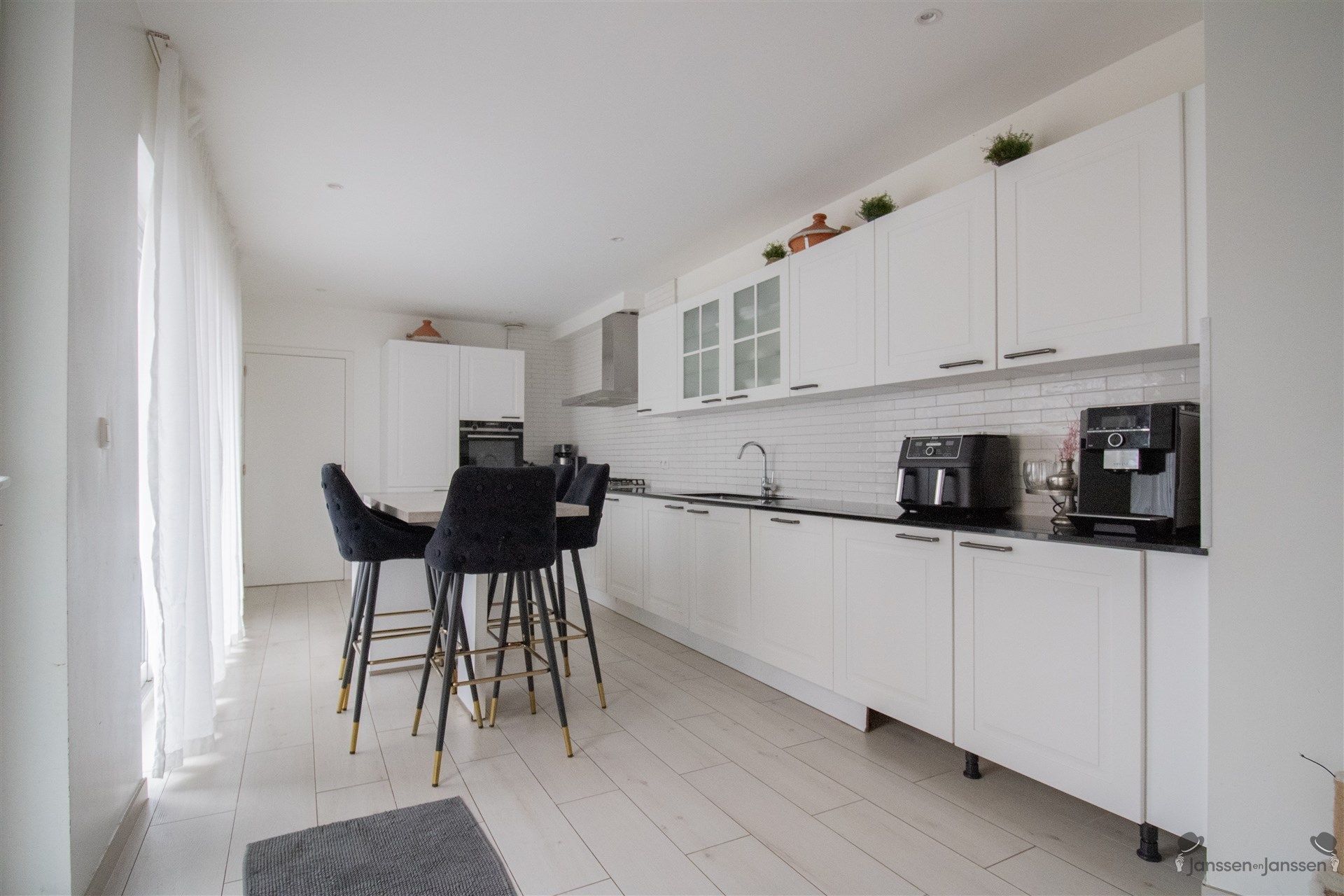 Recent gerenoveerde woning met 4 slaapkamers op 580 m².  foto 4