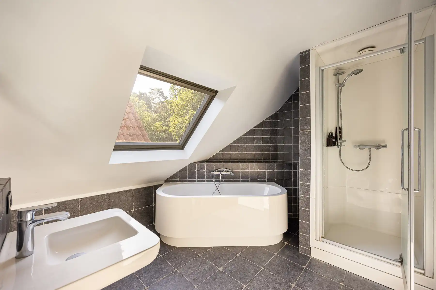Ruime villa op 2.715 m² in een rustige en groene omgeving foto 20
