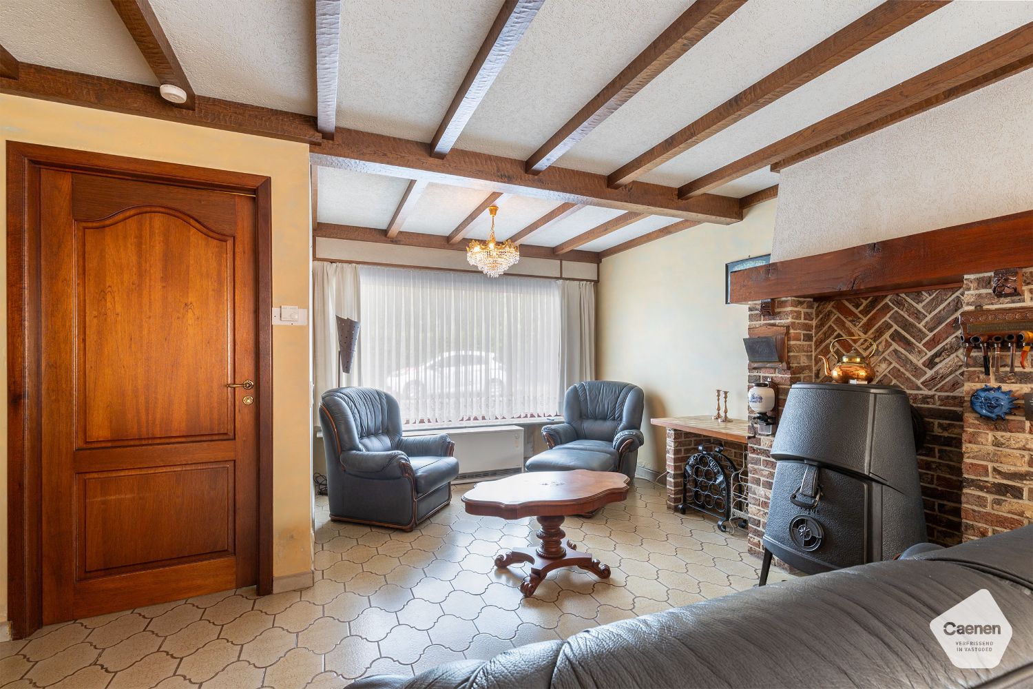 Te renoveren woning met 3 slaapkamers, inpandige garage en mooie uitgestrekte tuin! foto 5
