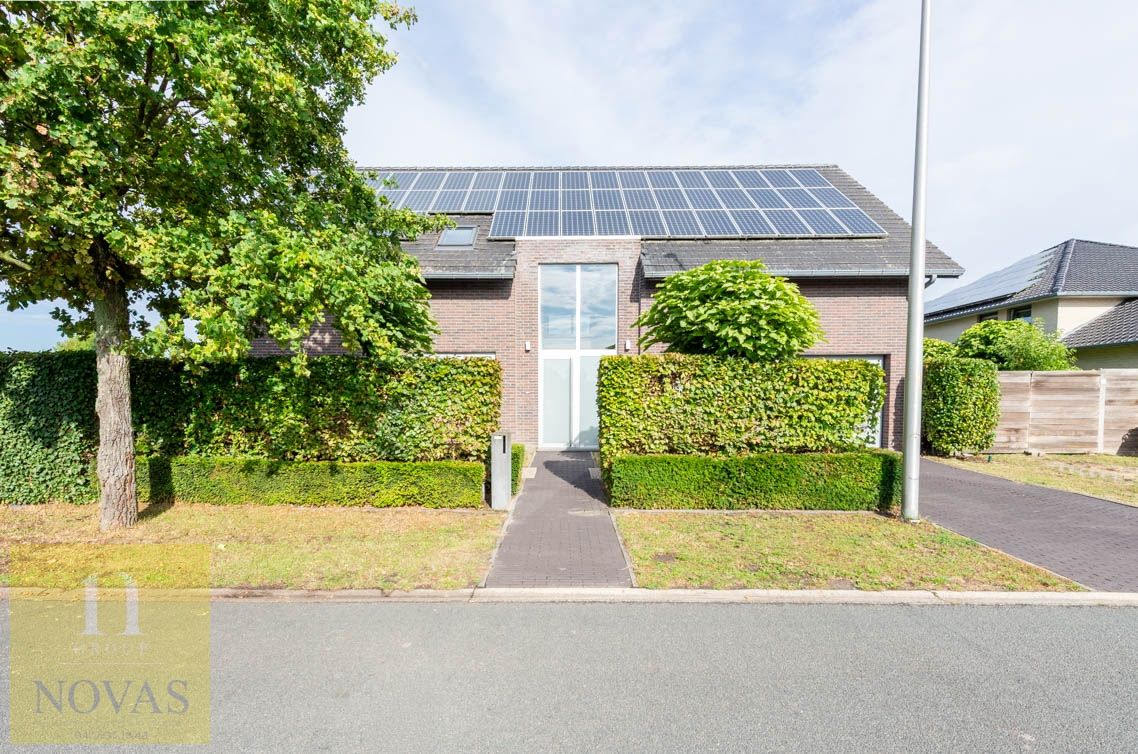 Ruime instapklare woning met 4 tot 5 slaapkamers, zonnepanelen, airco, inpandige garage en buitenstaanplaatsen foto 26