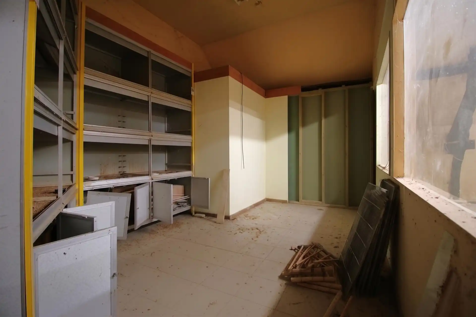 Ruim te renoveren handelspand met woning foto 14