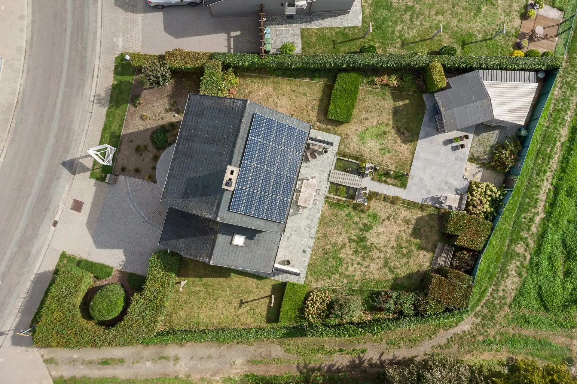 Open bebouwing met ruime tuin, 3 slpkmrs en garage foto 2