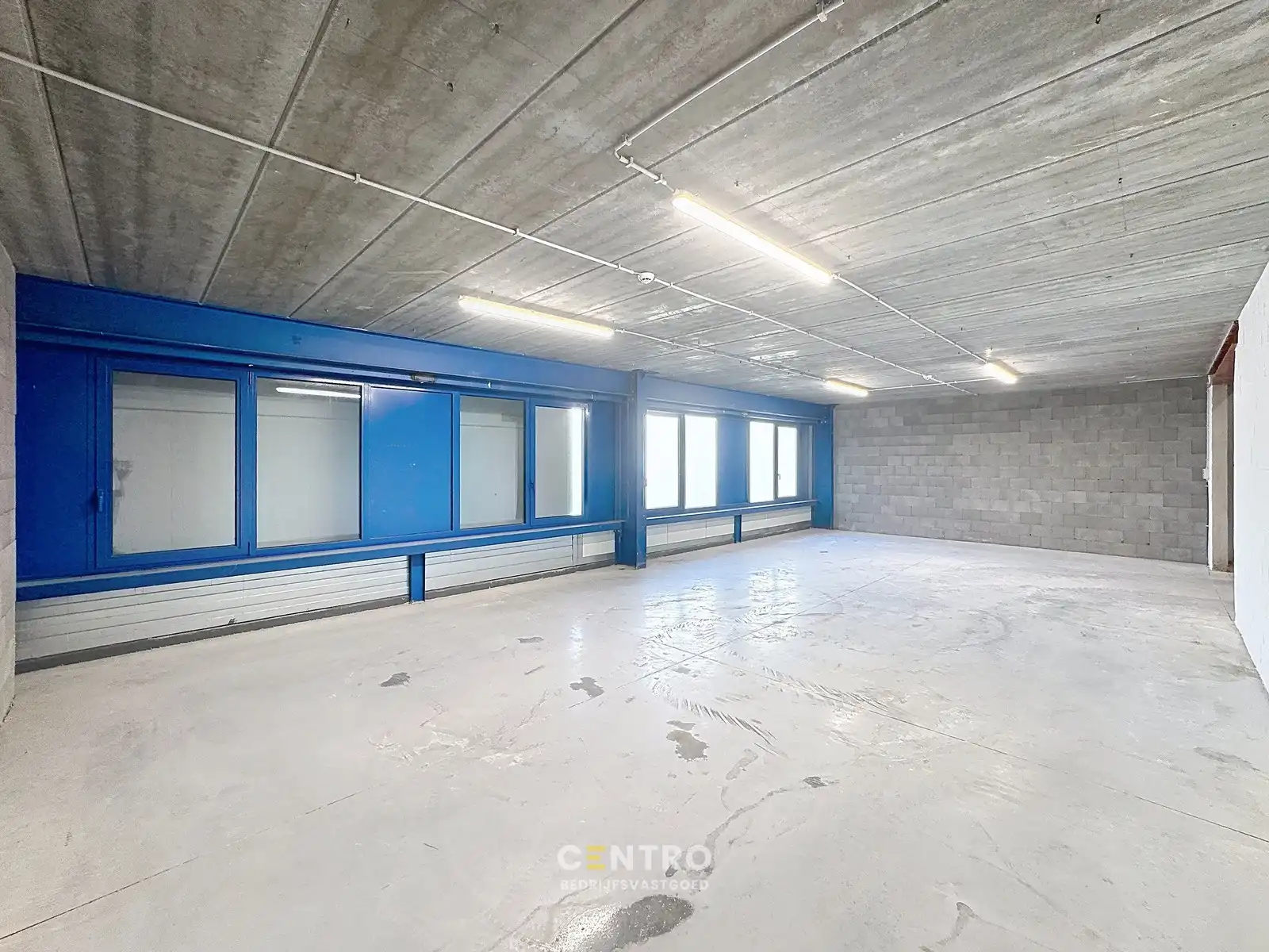 NB KMO-UNIT (227.20m²) met mezzanine (82.17m²) te koop met 2 private parkeerplaatsen voor de deur, elektrische sectionaalpoort en sanitair blok op industriezone "Herdersbrug" te 8000 Brugge foto 7