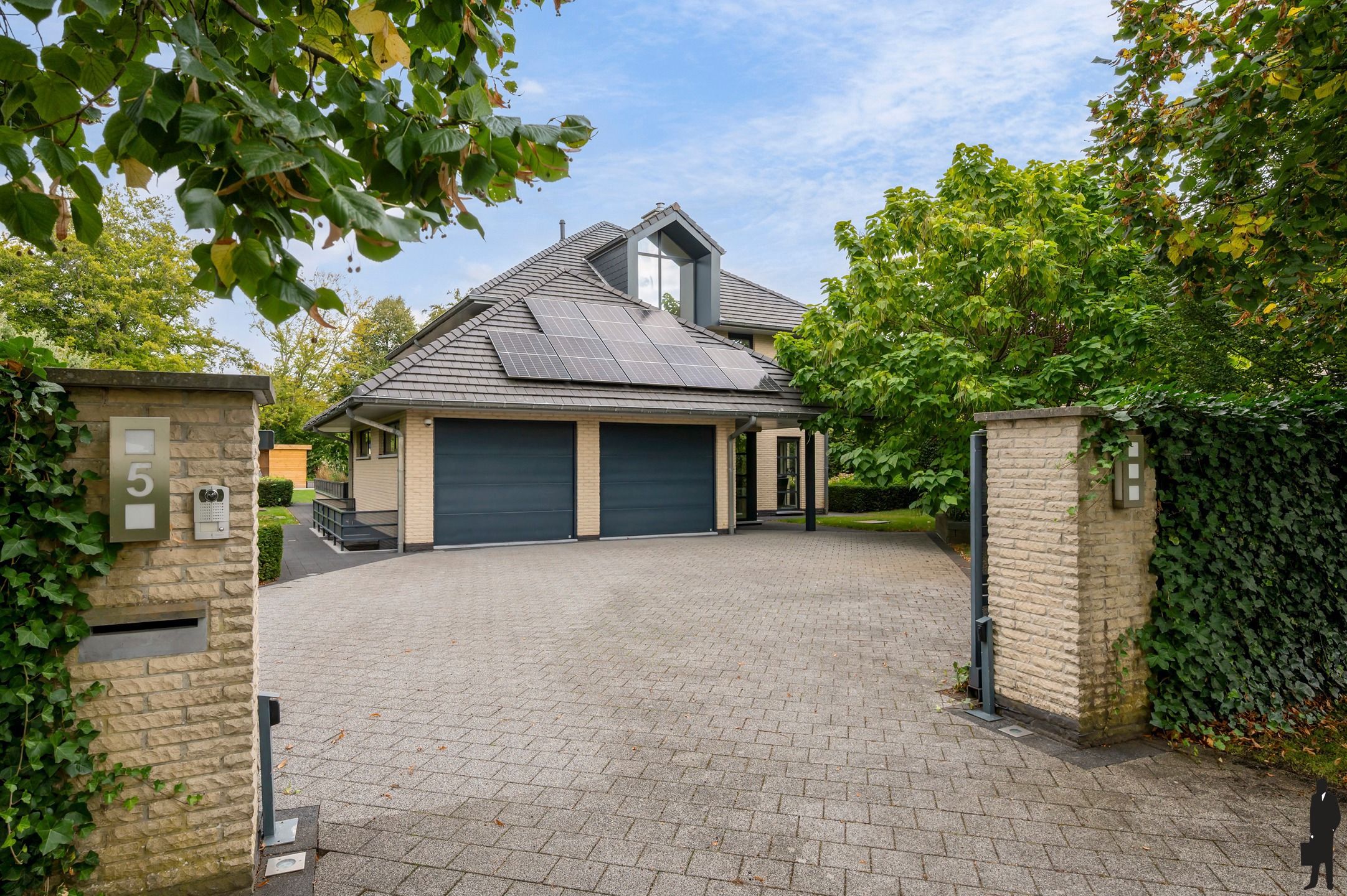Eigentijdse villa op ca. 1.246 m² te Brasschaat! foto 2