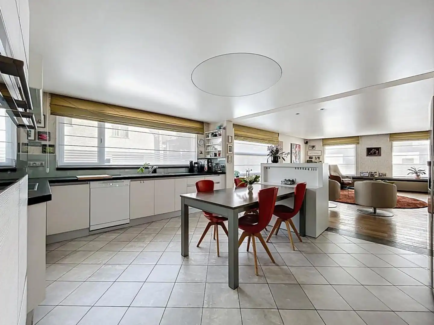  Instapklaar huis met 5 slaapkamers, dubbele praktijkruimte, ruime parking op zichtlocatie foto 10