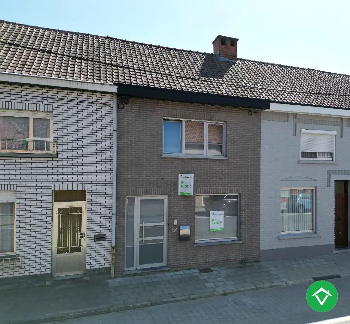Instapklare woning met drie slaapkamers, tuin met uitweg, zolderkamer te Roeselare foto 2