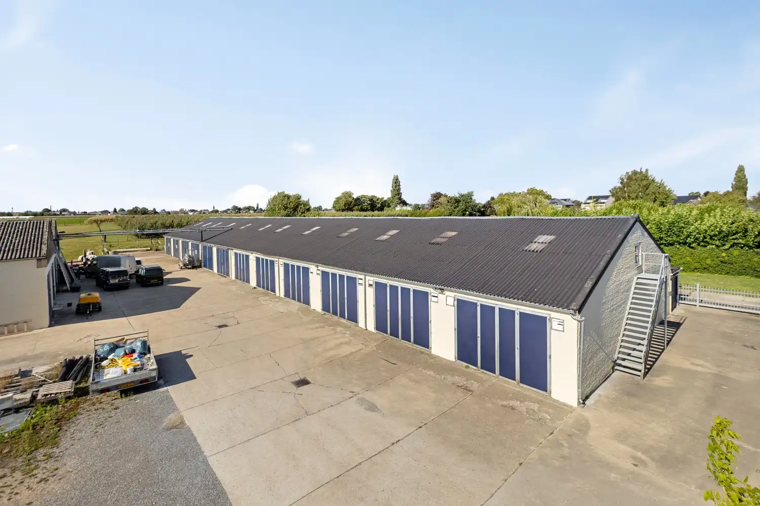 Twee percelen grond met loodsen te koop – Strategisch gelegen langs de Maastrichtersteenweg in Riemst foto {{pictureIndex}}