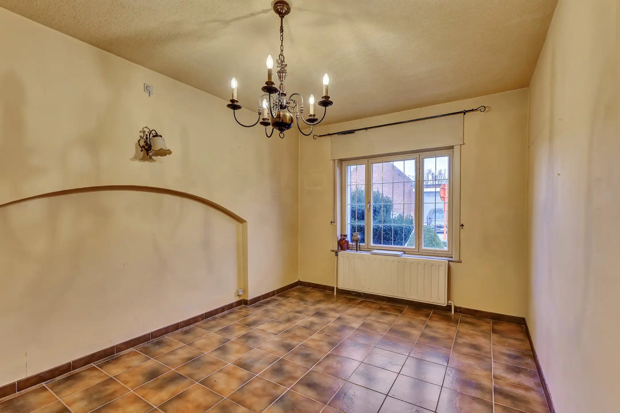 Te renoveren HOB met ruime garages en tuin foto 9