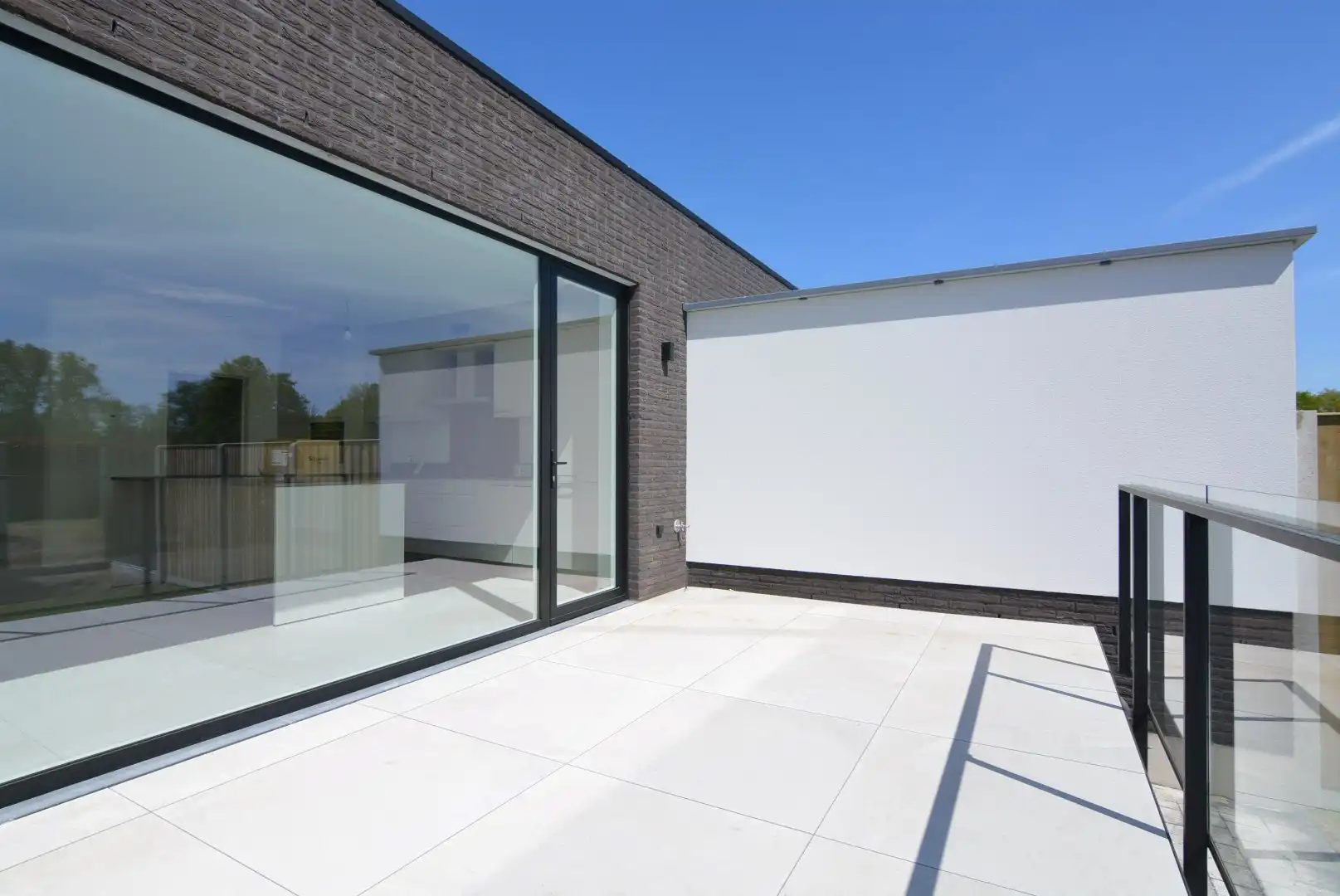 Moderne, energiezuinige, halfvrijstaande woning met carport op 3 a 80 ca. foto 9