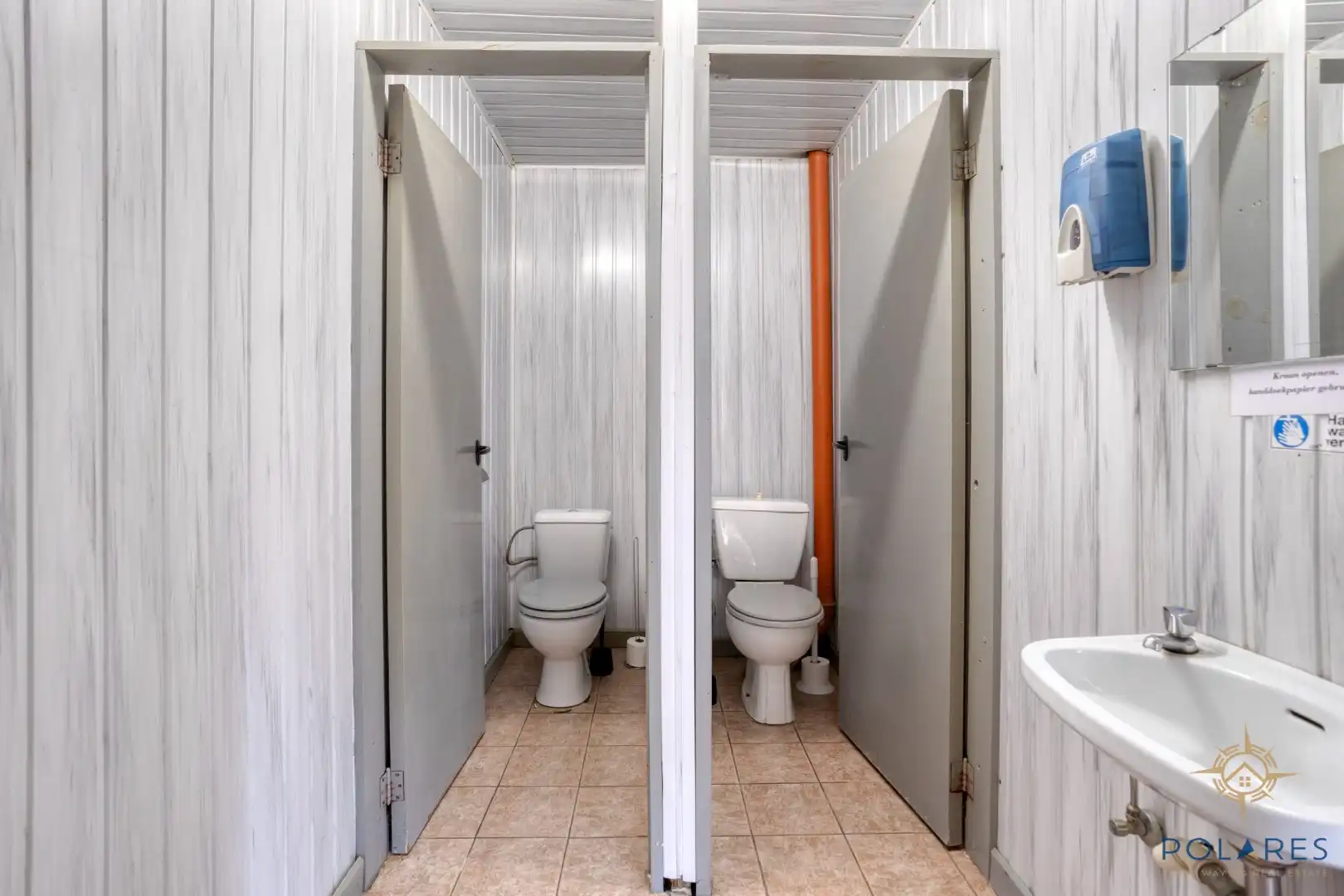 Goed gelegen taverne met woonst en grote parking foto 18