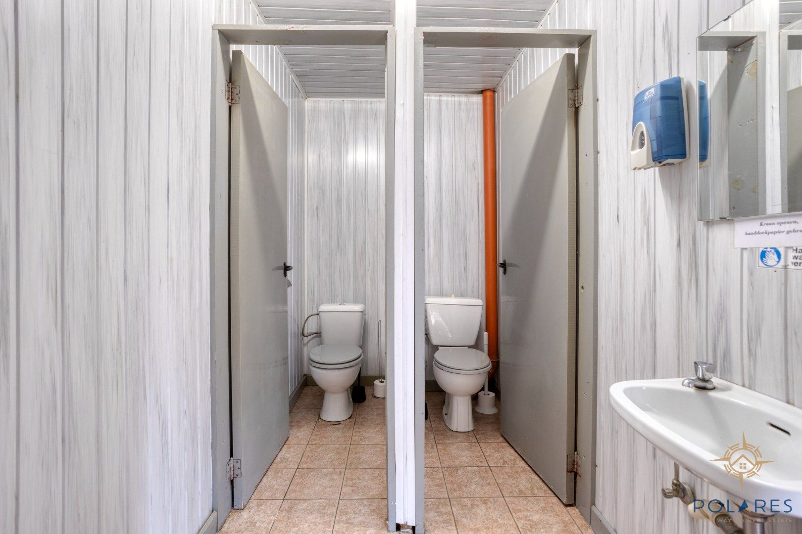 Goed gelegen taverne met woonst en grote parking foto 18