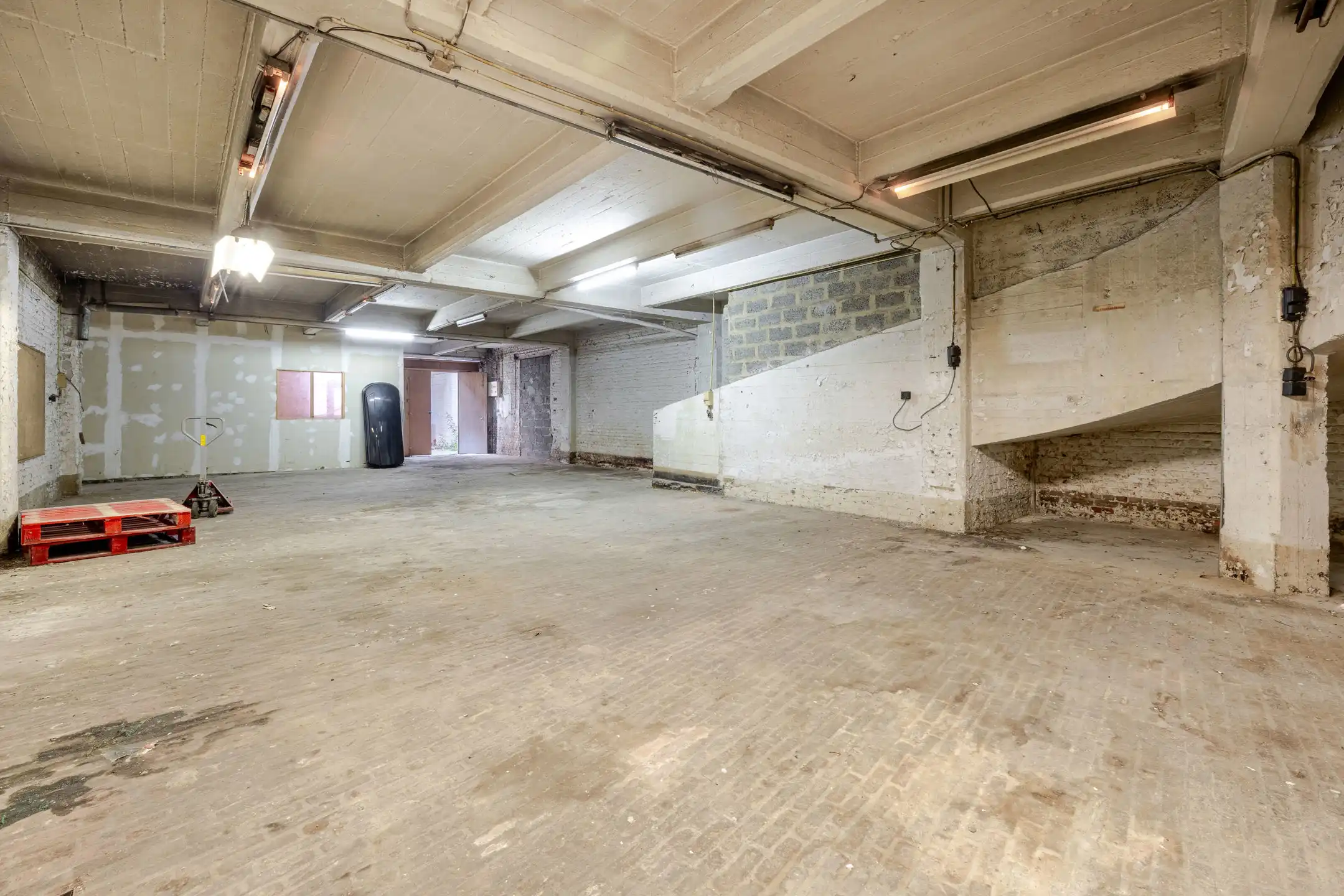 Werkplaats/magazijn van ± 530 m² met kantoor van ± 35 m² foto 16