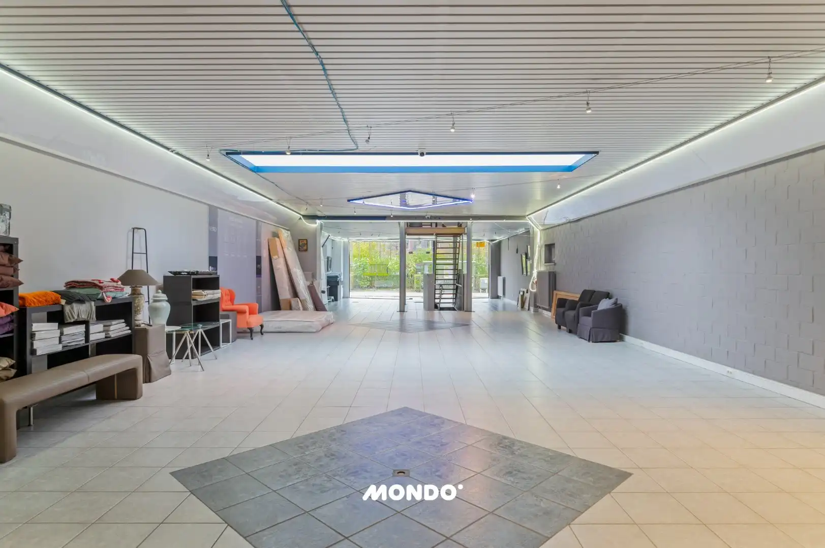 Combinatie van handel en wonen in centraal gelegen pand foto {{pictureIndex}}